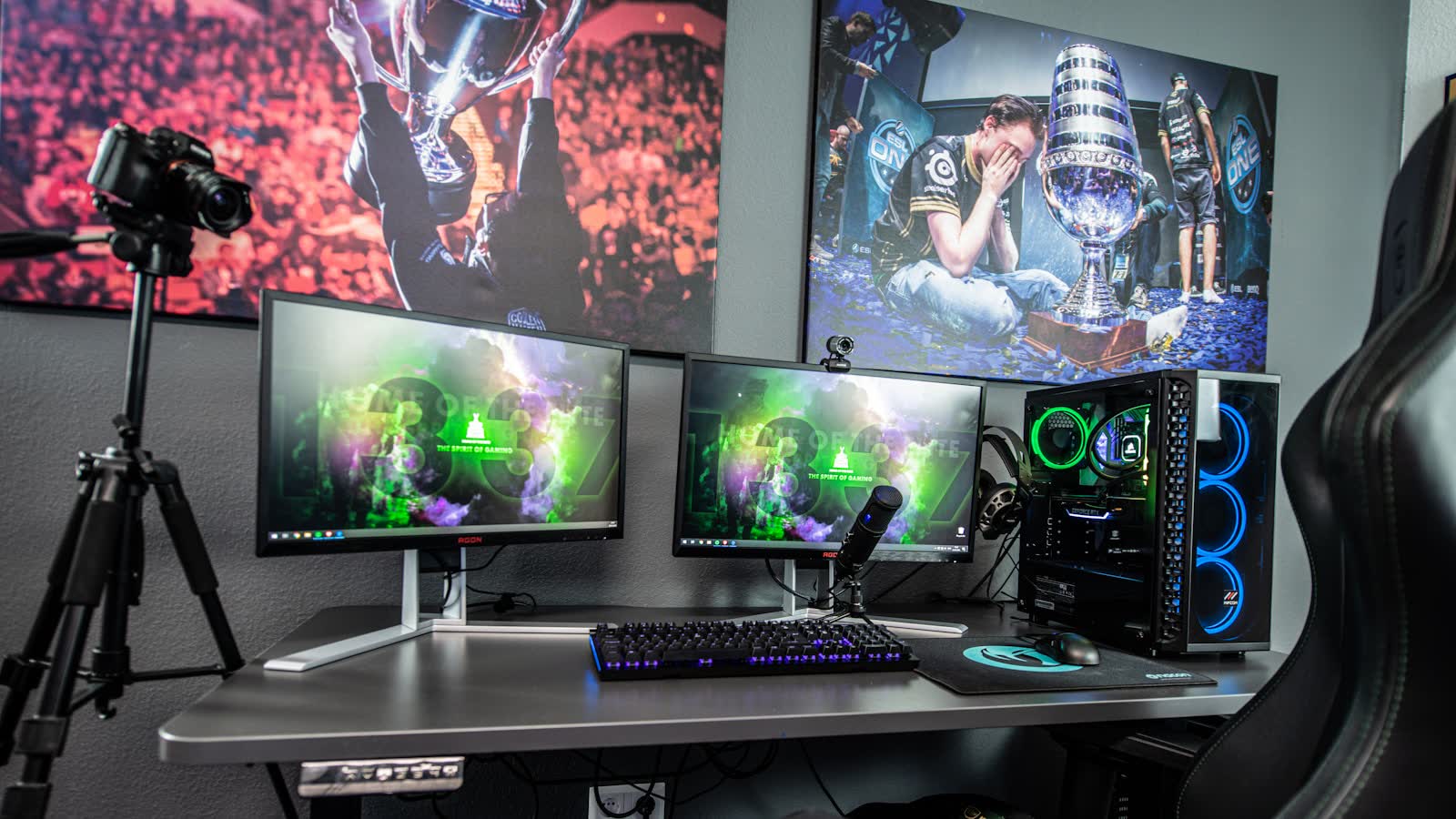 A desk carrying three monitors mounted side by side